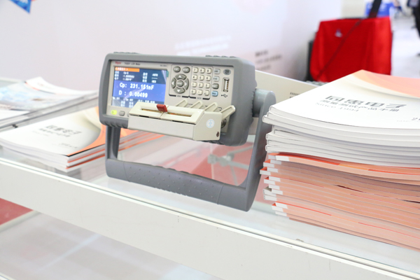 参加活动的企业在现场展示的展品1